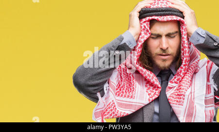 Jungen schönen arabischen Mann mit langem Haar zu tragen Kufiya über isolierte Hintergrund Kopfschmerzen leiden, verzweifelte und betonte, weil Schmerz und mi Stockfoto