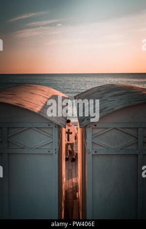 Details von den schönen weißen Strand Hütten in Europa. Windig, sonnigen Tag, Blau Trübe Stimmung, winter Sonnenuntergang bis Abenddämmerung Moment. Ruhiger Tag, geschwungene Dächer. Stockfoto