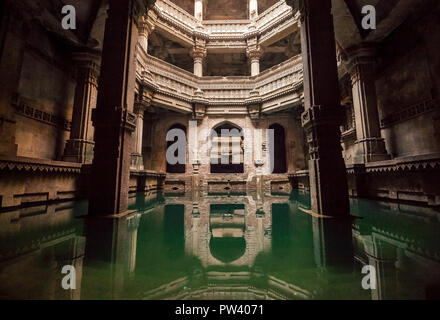 Architektonische Details der Adalaj Schritt gut in Ahmedabad, Gujarat. Stockfoto