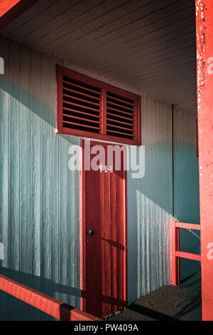 Schöne rote Häuser Baden am Sandstrand. Leere tierheime an einem sonnigen aber Moody Tag. Bäderarchitektur, Farbe, Maze wie Labyrinth. Allein. Stockfoto