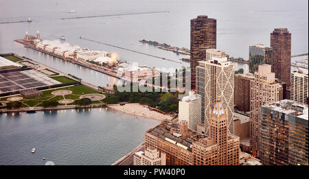 Luftbild von Downtown Chicago vor Sonnenuntergang mit Blick auf die Wolkenkratzer und Pier Stockfoto