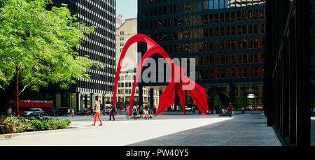 Calder's Flamingo Skulptur in der Mitte des belebten öffentlichen Ort, Federal Plaza, in Chicago, die sich durch hohe eingeschlossen - Bürogebäuden