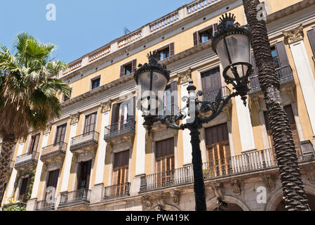 Traditionelle Apartment Gebäuden mit Balkonen, Barcelona, Spanien Stockfoto