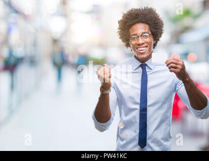 Afro-amerikanische Mann mit Besuch Karte über isolierte Hintergrund schreien stolz und feiern Sieg und Erfolg sehr aufgeregt, jubelnde Emotion Stockfoto