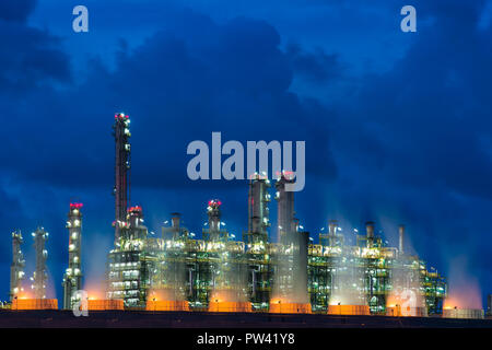 Landschaft-Kessel im Strom-Kraftwerk in der Nacht. Strom-Kraftwerk. Stockfoto