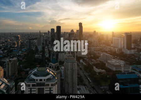 Modernes Gebäude im Geschäftsviertel von Bangkok in Bangkok City mit Skyline vor Sonnenuntergang, Thailand. Stockfoto