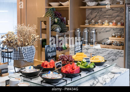 Gesundes, frisches Frühstück Obst in Restaurant Hotel mit Trauben, Wassermelone und Ananas vorbereiten für frisch gepressten Saft. Stockfoto