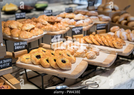 Frühstück Linien unterschiedlicher Geschmack danishs, Brötchen und Muffins in der holztabletts im Hotel Restaurant Stockfoto