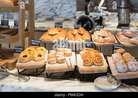 Frühstück Linien unterschiedlicher Geschmack danishs, Brötchen und Muffins in der holztabletts im Hotel Restaurant Stockfoto