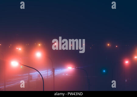 Neon Lichter der Nacht Stadt und Verkehr im Nebel. Retro farbige Bild. Stockfoto