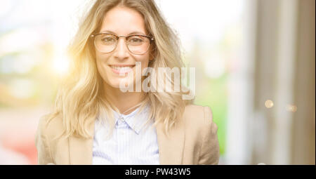 Junge schöne Frau mit leeren Werbebanner, gutes Plakat für Ad, Angebot oder Ankündigung, großes Papier Reklametafeln Stockfoto