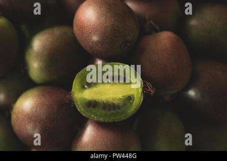 Kiwi Beeren Actinidia arguta mini Kiwis Stockfoto