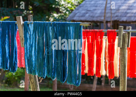 Bunte Stoff hängend trocknen nach dem traditionellen Farbstoff standardprocesss in Luang Prabang, Laos. Seidenproduktion Fabrik. Traditionelle Herstellung in Asien. Stockfoto