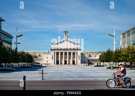 Guildhall Square, Southampton, zeigt den vollen vorderen Erhöhung der Guildhall, die Teil des Civic Center Komplex. Das Gebäude wurde im geöffnet Stockfoto