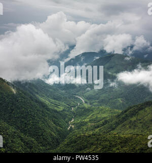 Fluss entlang fließt ein tiefes Tal in die khasi Hills in der Nähe von Shillong, Meghalaya, Indien. Stockfoto