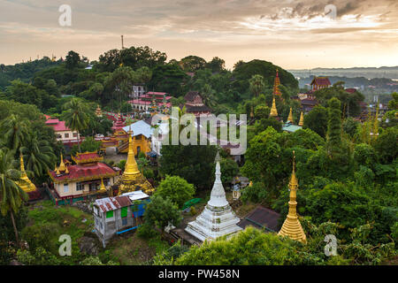 Kyaik Tan Lan oder Kyaikthanlan Pagode in Mawlamyine bei Sonnenuntergang, Mon, Myanmar. Stockfoto