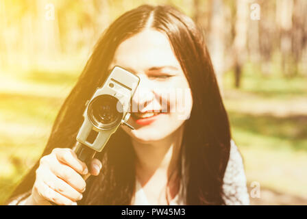 Frau mit Vintage video kamera Outdoor Stockfoto