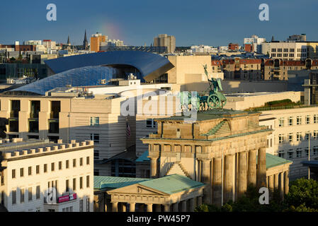 Berlin. Deutschland. Berliner Skyline mit erhöhten Blick auf das Brandenburger Tor (Brandenburger Tor) und Gebäude am Pariser Platz, das markante Glas r Stockfoto