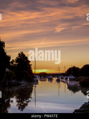 Sonnenaufgang auf dem Fluss Frome in Wareham Dorset. Stockfoto