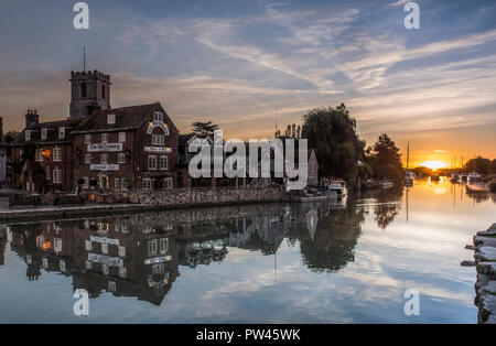 Sonnenaufgang auf dem Fluss Frome in Wareham Dorset. Stockfoto