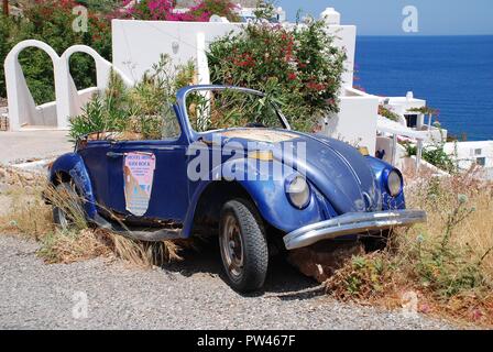 Eine alte verlassene Volkswagen Beetle Auto mit Sträuchern wachsenden innen am Livadia auf der griechischen Insel Tilos am 15. Juni 2018. Stockfoto