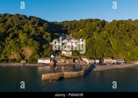 Antenne erhöhten Blick über Clovelly an der Küste von North Devon, Devon, Vereinigtes Königreich Stockfoto