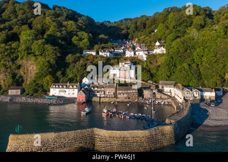 Antenne erhöhten Blick über Clovelly an der Küste von North Devon, Devon, Vereinigtes Königreich Stockfoto