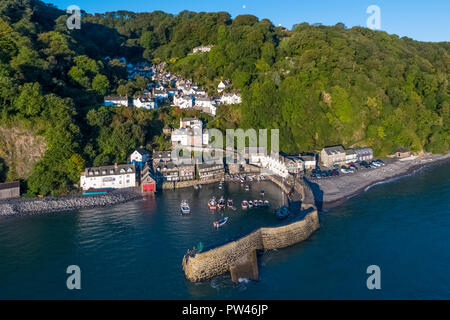 Antenne erhöhten Blick über Clovelly an der Küste von North Devon, Devon, Vereinigtes Königreich Stockfoto