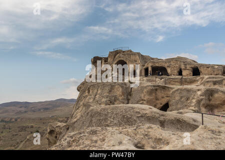 Alte Höhle Stadt Uplistsikhe mit Blick auf den Mtkvari River, in der shida Kartli Region Georgiens Stockfoto