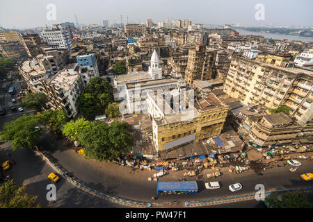 Kolkata Stadt Verkehr auf der belebten Straße in der Innenstadt, West Bengal, Indien. Ansicht von oben Stockfoto