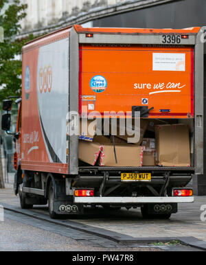 Paketzustellungen mit TNT-Kurierdienst. Volle Ladung zerquetschter Pakete; Kartons werden im Stadtzentrum von Preston geliefert, „sicher können wir“ geliefert. Stockfoto