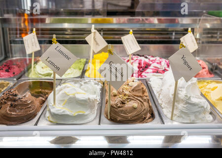 Klassische italienische Gourmet gelato gelatto Eis Anzeige im Shop Stockfoto