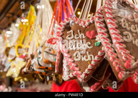 Lebkuchenherzen an Deutschen Weihnachtsmarkt. Auf traditionellen Lebkuchen cookies geschrieben 'ICH' in deutscher Sprache liebe. Stockfoto