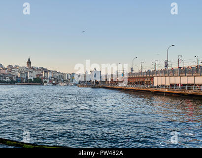 Der Galata Brücke über der Mündung des Goldenen Horns Bucht in den Bosporus. Istanbul, Türkei. Stockfoto