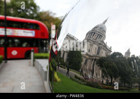St Paul's Cathedral London England - 16. August 2018: verzerrte Widerspiegelung der St Paul's Cathedral in glänzendem Metall Oberfläche der Spiegel Skulptur wider Stockfoto