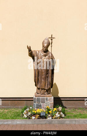 Papst Johannes Paul II., Statue von Papst Johannes Paul II. liegt außerhalb der Apostolischen Nuntiatur des Heiligen Stuhls in Vilnius, Litauen. Stockfoto