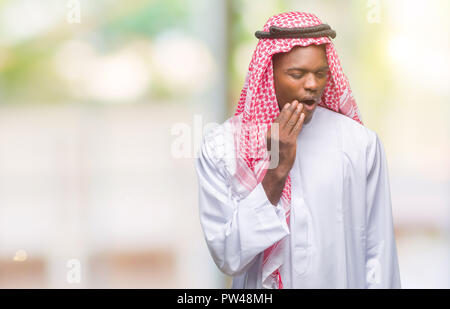 Junge arabische afrikanischen Mann mit traditionellen Kufiya über isolierte Hintergrund berühren den Mund mit der Hand mit schmerzhaften Ausdruck wegen Zahnschmerzen o Stockfoto