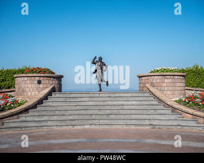 Statue des legendären Schauspieler Eric Morecambe von comedy Duo Morecambe und klug, auf Morecambe Promenade liegt. Stockfoto