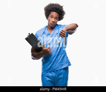 Afro-amerikanische Chirurg Arzt holding Zwischenablage Mann über isolierte Hintergrund mit Verärgerten Gesicht, negatives Vorzeichen zeigen Abneigung mit Daumen nach unten, Ablehnung Stockfoto