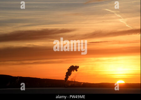 Eine Wolke von Rauch bei Sonnenaufgang über dem Port Talbot Stahlwerk Stockfoto