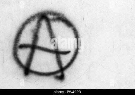 Symbol der Anarchie auf grauem Beton Wand gemalt. Ideal für Konzepte und Hintergründe. Platz für Text. Stockfoto