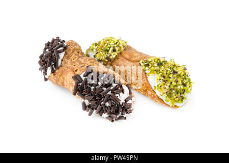 Zwei cannoli Gebäck. Traditionelle sizilianische Dessert, mit einem reichhaltigen ricotta Creme mit Pistazien Getreide und Flocken angereicherte Schokolade gefüllt. Stockfoto