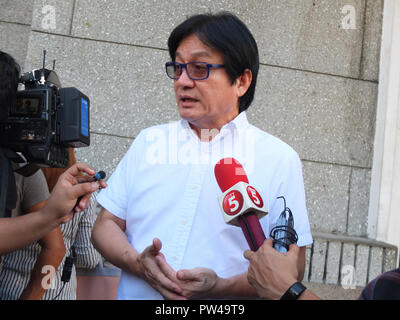 Manila, Philippinen. 11 Okt, 2018. UNA Senatorial Kandidat Dan Roleda Dateien seine Bescheinigung der Kandidatur für Mai 2019 Wahlen. Credit: Josefiel Rivera/Pacific Press/Alamy leben Nachrichten Stockfoto