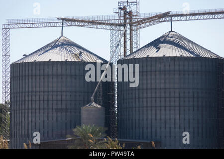Ein Mais und Getreide Trocknung aufbauend auf Route 48 unter kalten