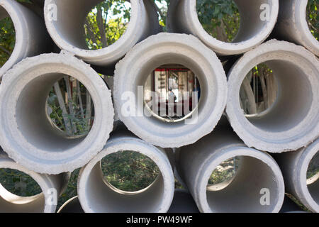 Konkrete Drainagerohre für den industriellen Hochbau. Stockfoto