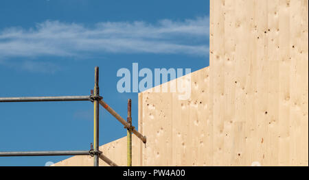 Ein neues Haus mit modernen matarials und Bautechniken mit Gerüst gebaut wird, errichtet für die Sicherheit. Dieses Haus wird von innen nach aussen gebaut Stockfoto