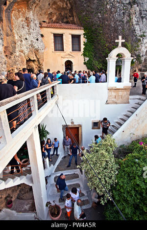 Das Kloster Panagia Faneromeni, mit seiner Kirche in einer Höhle gebaut, während ein Fest (15. August). Gemeinde, Lasithi Präfektur Lassithi, Kreta, Griechenland. Stockfoto