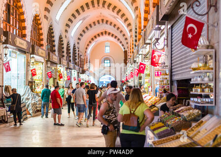 Ansicht der Kapalı Çarşı oder Grand Bazaar Interieur mit Menschen surfen Elemente in den verschiedenen kleinen Läden, Istanbul, Türkei Stockfoto