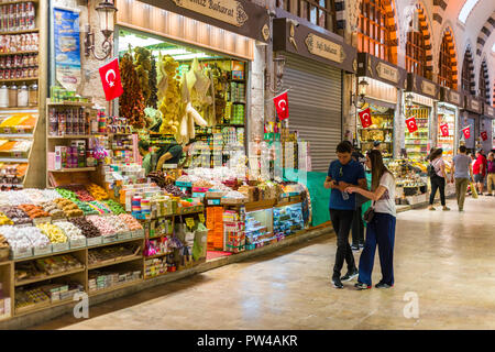 Ansicht der Kapalı Çarşı oder Grand Bazaar Interieur mit Menschen surfen Elemente in den verschiedenen kleinen Läden, Istanbul, Türkei Stockfoto