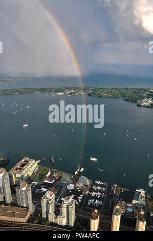 Um Kanada - Regenbogen über Toronto Harbour Front Stockfoto